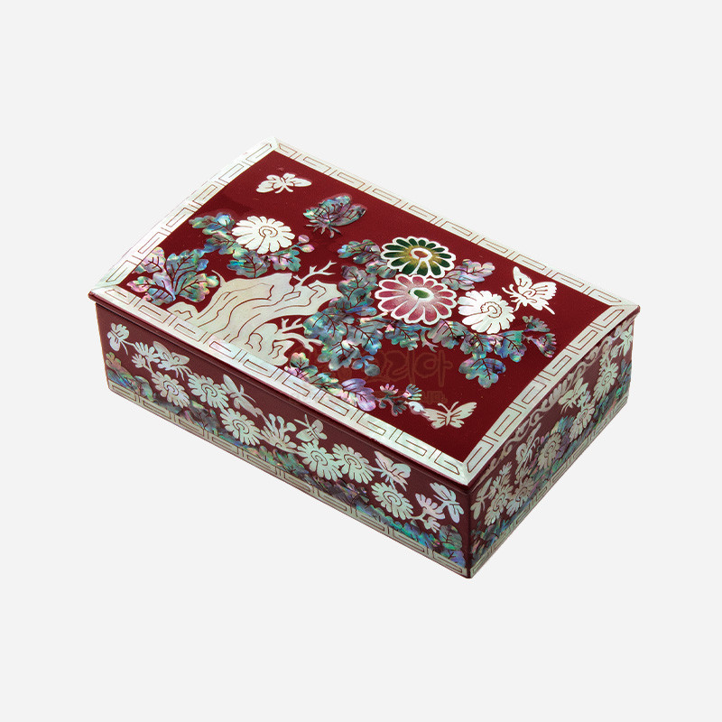 붉은 옻칠 바탕에 자개 상감 기법으로 국화와 나비 문양을 섬세하게 장식한 직사각형 명함함.