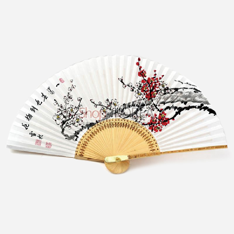 대나무살 구조 위 흰 종이 면에 수묵채색 기법으로 매화와 서예 문양이 그려진 합죽선.