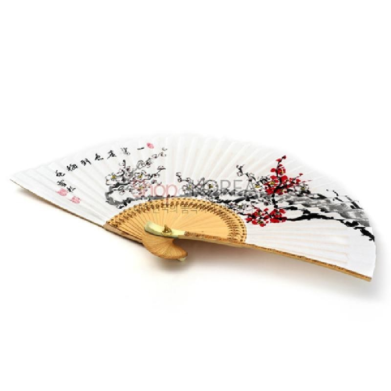 대나무 살 위에 흰 종이를 배접하고 먹 선과 붉은 색으로 매화 문양을 수묵화 기법으로 그린 전통 합죽선. 대나무 살 위에 흰 종이를 배접하고 먹 선과 붉은 색으로 매화 문양을 수묵화 기법으로 그린 전통 합죽선.