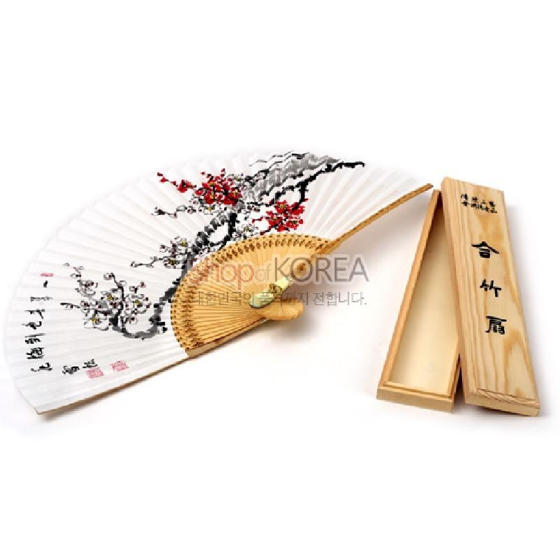 대나무 살과 흰 종이로 제작된 합죽선, 먹선과 붉은 매화 수묵채색화 및 한글 서예 문양이 특징인 전통 부채. 대나무 살과 흰 종이로 제작된 합죽선, 먹선과 붉은 매화 수묵채색화 및 한글 서예 문양이 특징인 전통 부채.