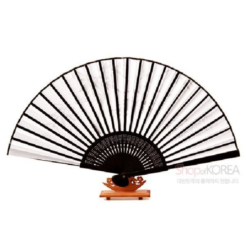 검정 대나무 살과 흰 비단 종이가 조화된 부채, 하단에 섬세한 투각 기법 무늬가 들어간 전통 대나무선.