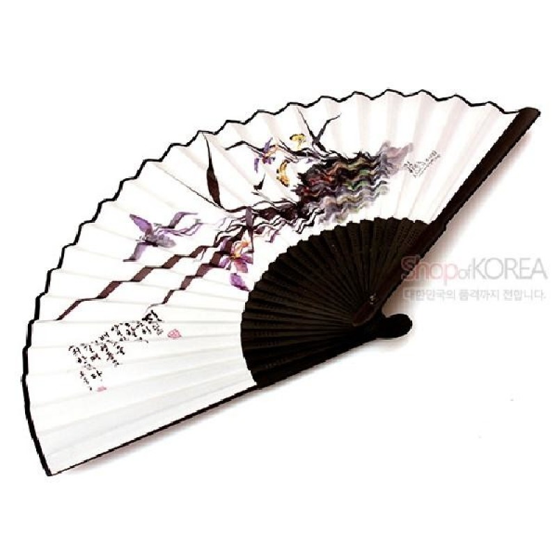 검정 대나무살과 흰 종이 부채에 수묵 채색 난초 문양과 한글 서예가 조화된 전통 접선.