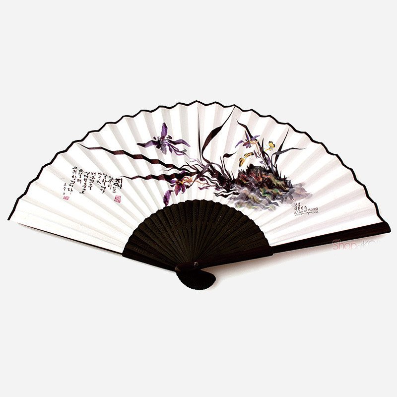 흰 종이 위 수묵담채 난초와 한글 서예가 어우러진 검정 대나무살 구조의 접이식 부채.