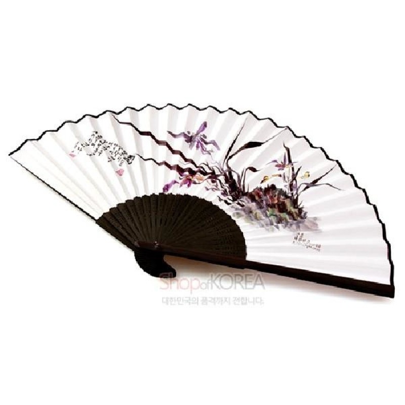 검정 대나무 살과 흰 종이 위에 수묵채색 난초와 풀꽃 문양이 섬세하게 그려진 전통 접선.