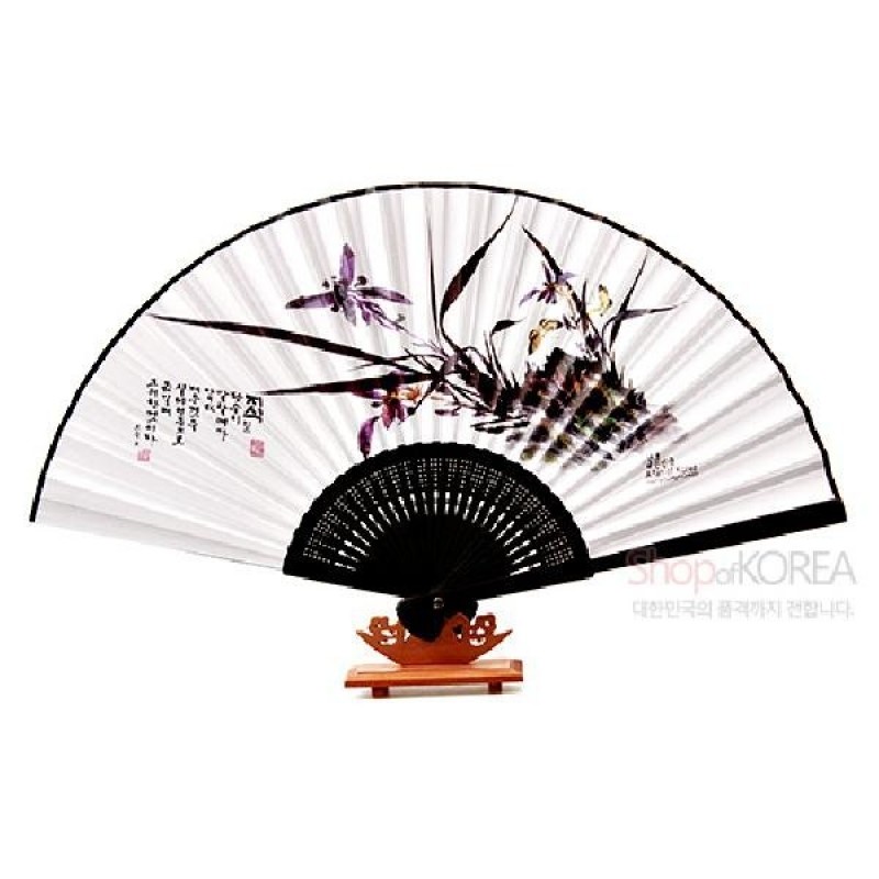 검정 대나무살 위에 흰 종이 부채살을 더한 구조, 수묵채색 난초와 한글 서예 문양이 조화를 이룬 전통 접선.