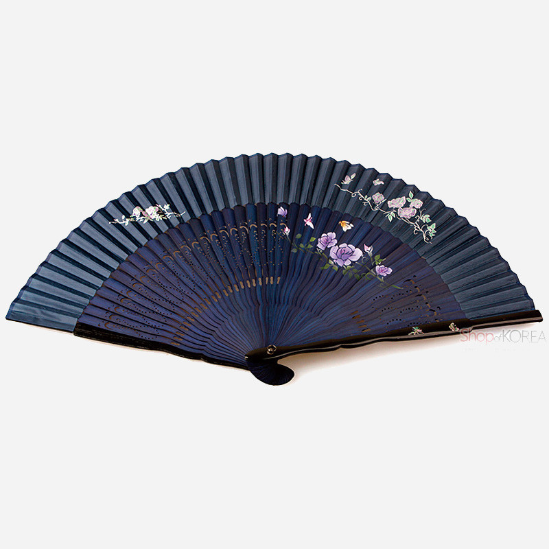 감색 실크 선면 위에 분홍·보라색 목단과 매화가 수채화풍으로 그려진 접선, 나뭇결 살대에 섬세한 타공 무늬가 더해진 부채.
