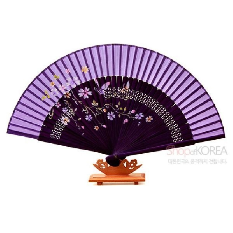 자주색 실크 천과 대나무살로 제작된 부채, 연보라와 보라 그라데이션 바탕에 꽃과 나비 자수 문양이 장식된 디자인.