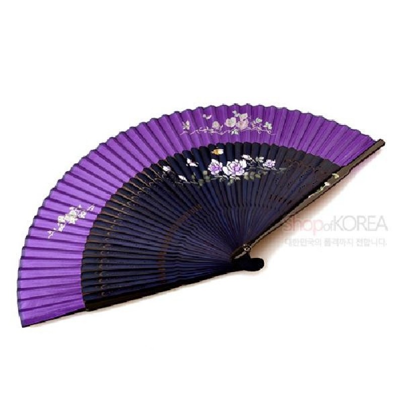 자색과 남색 실크 소재로 제작된 접이식 부채, 은은한 목단 꽃문양과 흰색 꽃송이 수채화풍 장식이 돋보이는 디자인.