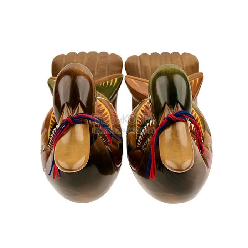 원목을 조각해 만든 오리 한 쌍에 갈색·초록색 채색과 꽃무늬를 더하고, 청·홍색 실 매듭을 부리에 장식한 목각 장식. 원목을 조각해 만든 오리 한 쌍에 갈색·초록색 채색과 꽃무늬를 더하고, 청·홍색 실 매듭을 부리에 장식한 목각 장식.