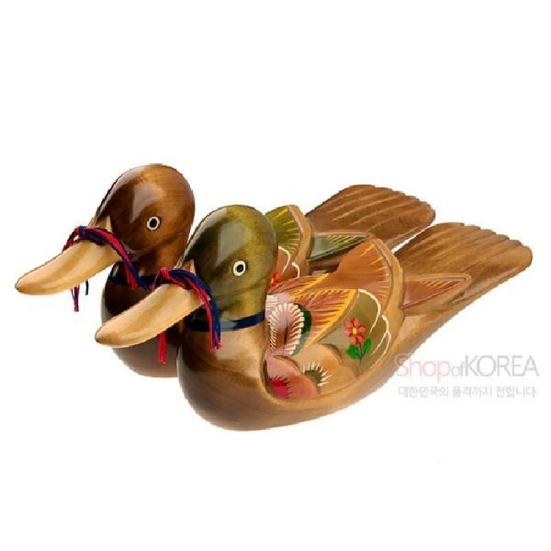 천연 목재를 조각하고 채색한 원앙 한 쌍 장식, 꽃과 깃털 무늬와 색실 매듭 장식이 특징인 목각 공예품. 천연 목재를 조각하고 채색한 원앙 한 쌍 장식, 꽃과 깃털 무늬와 색실 매듭 장식이 특징인 목각 공예품.