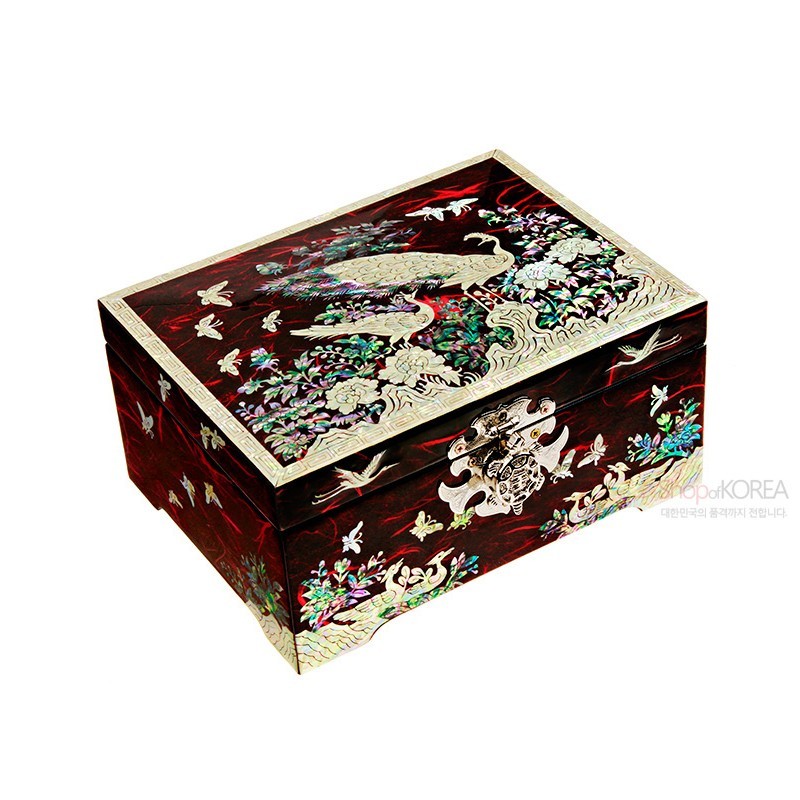 붉은 옻칠 바탕에 자개 상감으로 공작과 꽃, 나비 문양을 섬세하게 표현한 금속 장식 잠금장치의 보석함.