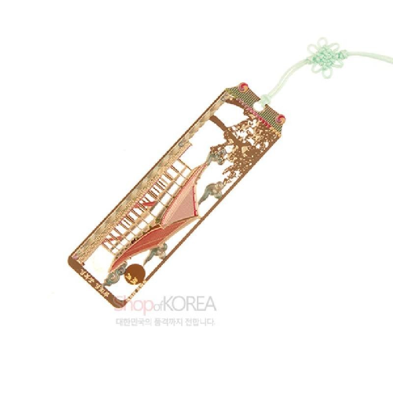 금속 재질에 금장 기법으로 경회루와 연못 풍경을 표현하고, 파스텔색 매듭끈 장식을 더한 책갈피.