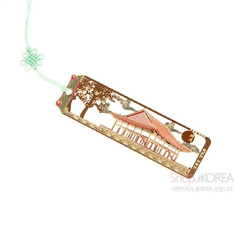금속 재질에 경회루와 나무, 구름, 해를 섬세한 금장 기법으로 표현하고 연두색 전통 매듭 끈을 더한 책갈피.