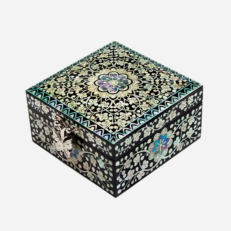 흑색 옻칠 바탕에 자개 상감으로 당초무늬와 꽃문양을 정교하게 표현한 사각 보석함.