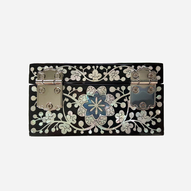 검은 옻칠 바탕에 자개 상감으로 당초무늬와 꽃문양을 장식한 직사각형 정보석함, 금속 경첩 장식이 돋보이는 디자인.