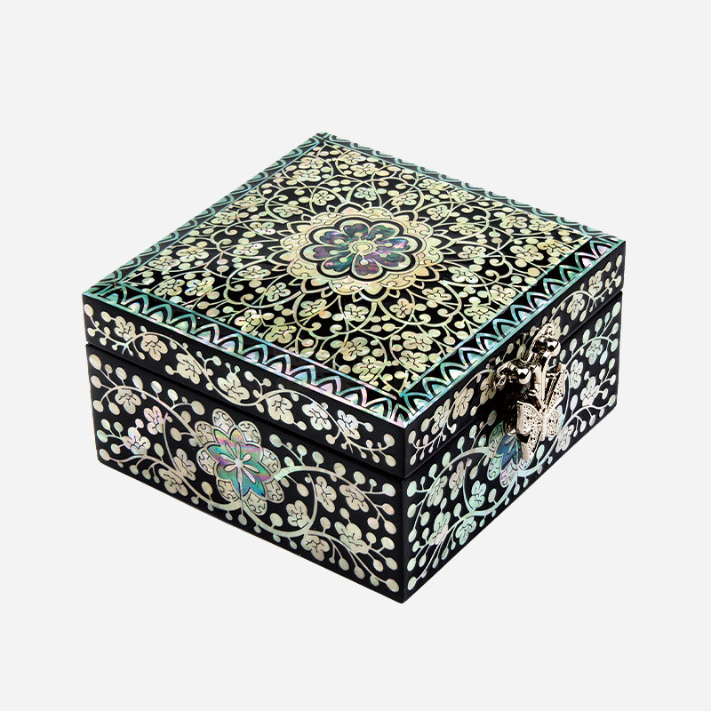 검은 옻칠 바탕에 오색 자개 상감으로 당초무늬와 꽃문양을 정교하게 표현한 사각 정보석함.