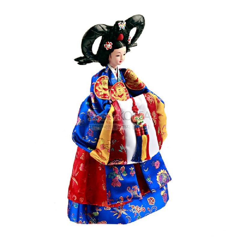 화려한 비단으로 만든 청·홍·황색 한복과 금사 자수의 봉황·연꽃 문양이 돋보이는 황후 한복인형. 화려한 비단으로 만든 청·홍·황색 한복과 금사 자수의 봉황·연꽃 문양이 돋보이는 황후 한복인형.