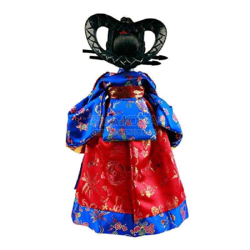 붉은색과 청색 비단에 금사로 수놓은 꽃·문양과 화려한 가체 장식을 강조한 전통 한복 인형. 붉은색과 청색 비단에 금사로 수놓은 꽃·문양과 화려한 가체 장식을 강조한 전통 한복 인형.