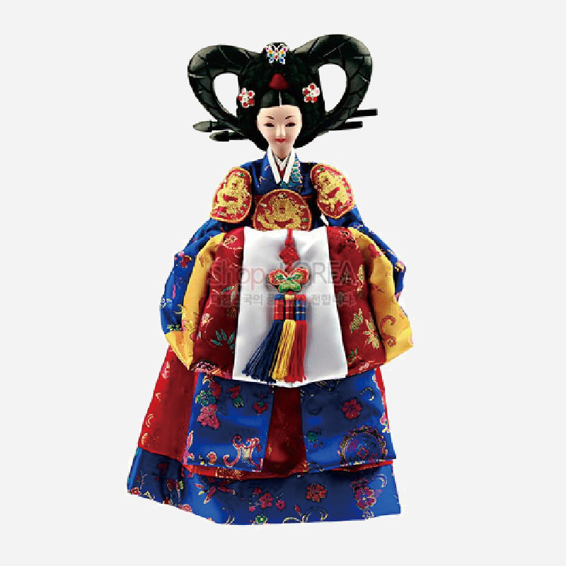 화려한 색상의 비단으로 제작된 왕후 한복 인형, 수복 문양과 자수 장식, 오색 술 노리개가 돋보이는 전통 공예품.