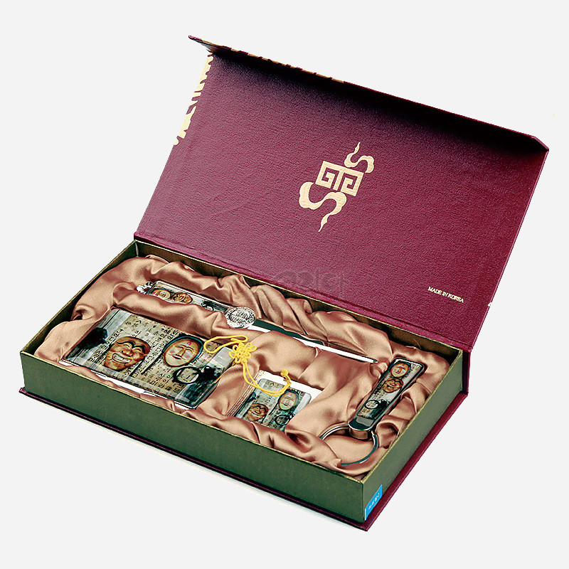 자개 상감 기법으로 하회탈 문양을 표현한 금속 명함집과 키홀더, 책갈피, 손톱깎이 4종 세트.