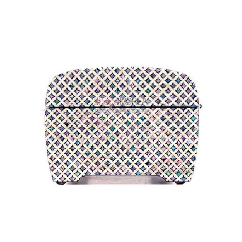 자개 상감 기법으로 촘촘한 격자와 십자형 전통무늬를 표현한 화이트 톤 나전 옻칠 보석함. 자개 상감 기법으로 촘촘한 격자와 십자형 전통무늬를 표현한 화이트 톤 나전 옻칠 보석함.