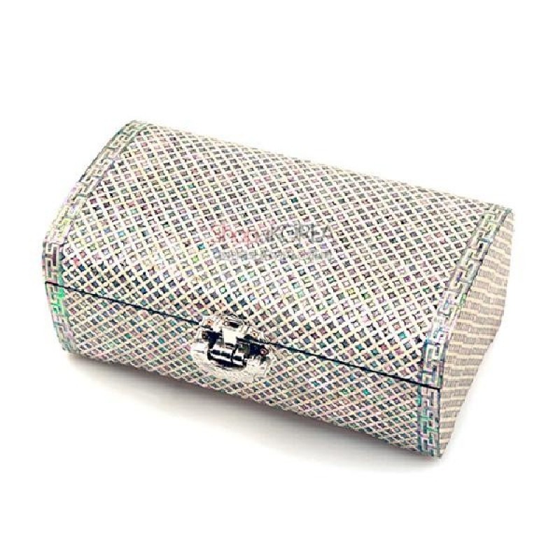 자개 상감 기법으로 촘촘한 격자 전통무늬를 표현하고 옻칠 마감과 금속 잠금장식이 조화를 이룬 보석함. 자개 상감 기법으로 촘촘한 격자 전통무늬를 표현하고 옻칠 마감과 금속 잠금장식이 조화를 이룬 보석함.