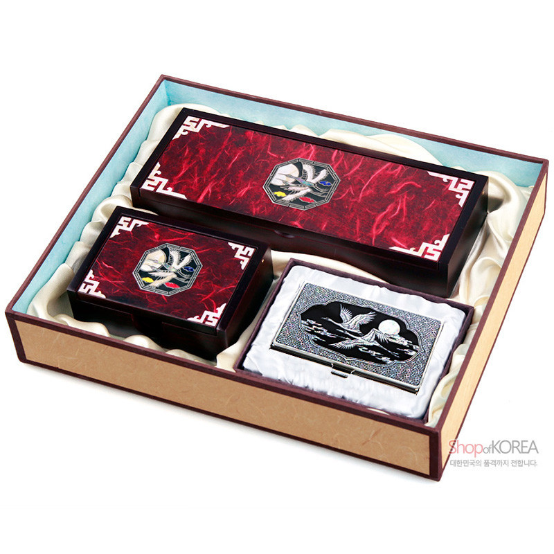 적색 한지 표면 위 자개 상감 운학 문양과 백색 전통 문양 장식이 어우러진 자동함 3종 세트.