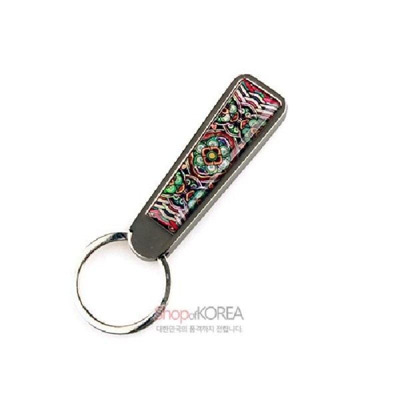금속 재질 위에 자개 상감 기법으로 표현된 기와단청 꽃문양과 다채로운 색채가 조화를 이룬 열쇠고리. 금속 재질 위에 자개 상감 기법으로 표현된 기와단청 꽃문양과 다채로운 색채가 조화를 이룬 열쇠고리.