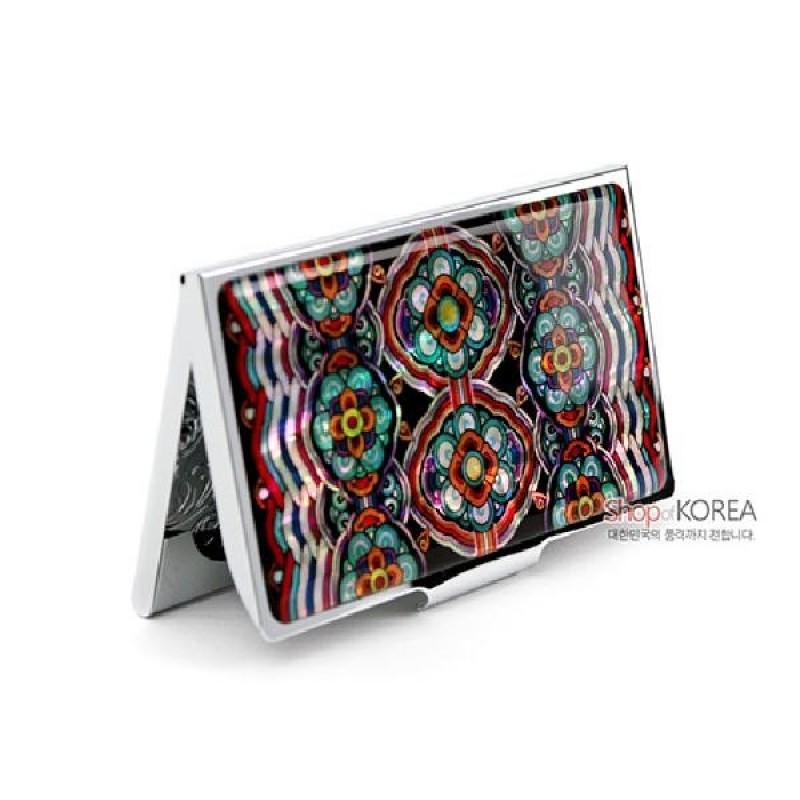 자개 상감 기법으로 기와단청 꽃문양을 표현한 다채로운 색상의 금속 명함집. 자개 상감 기법으로 기와단청 꽃문양을 표현한 다채로운 색상의 금속 명함집.