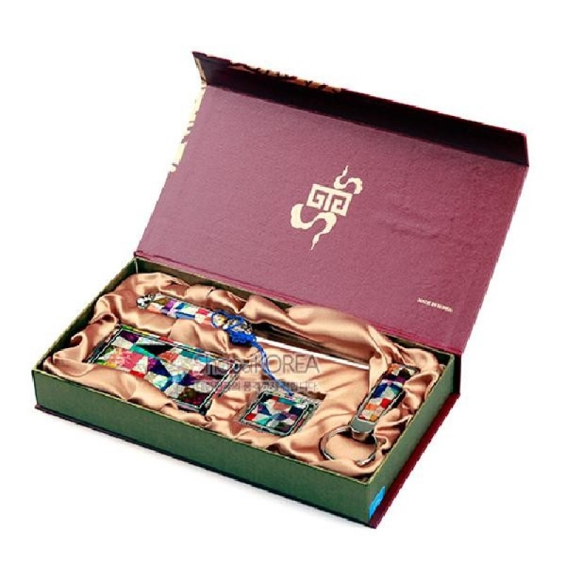 자개 상감 기법으로 조각보 패턴을 표현한 다채로운 색상의 금속 명함집·열쇠고리·손거울 4종 세트.