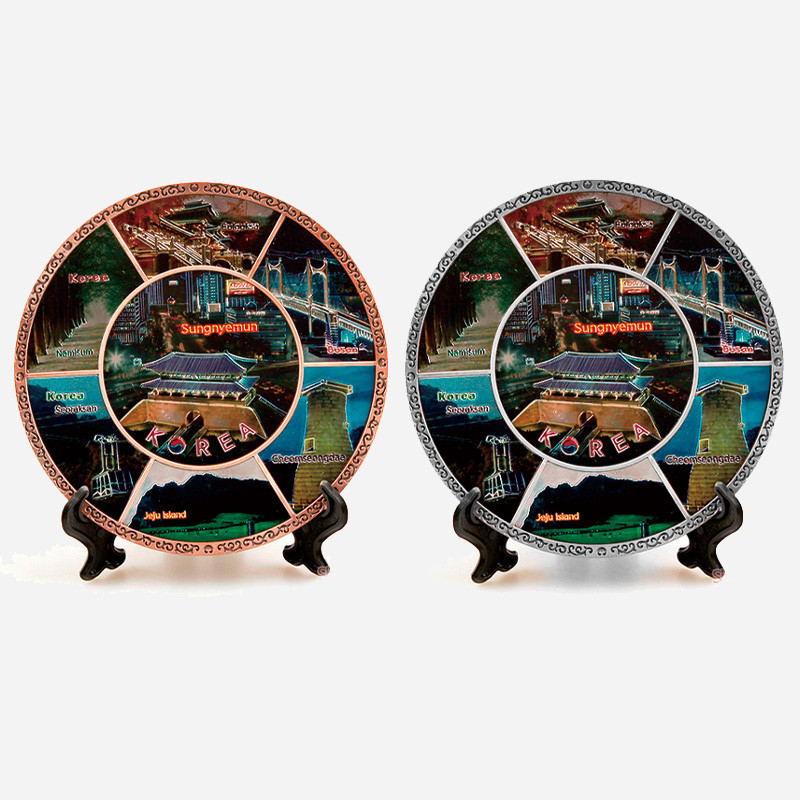 주석 재질 원형 장식판에 한국 주요 명소를 컬러 인쇄로 나누어 배치하고 가장자리에 전통 문양을 둘러 장식한 장식패.