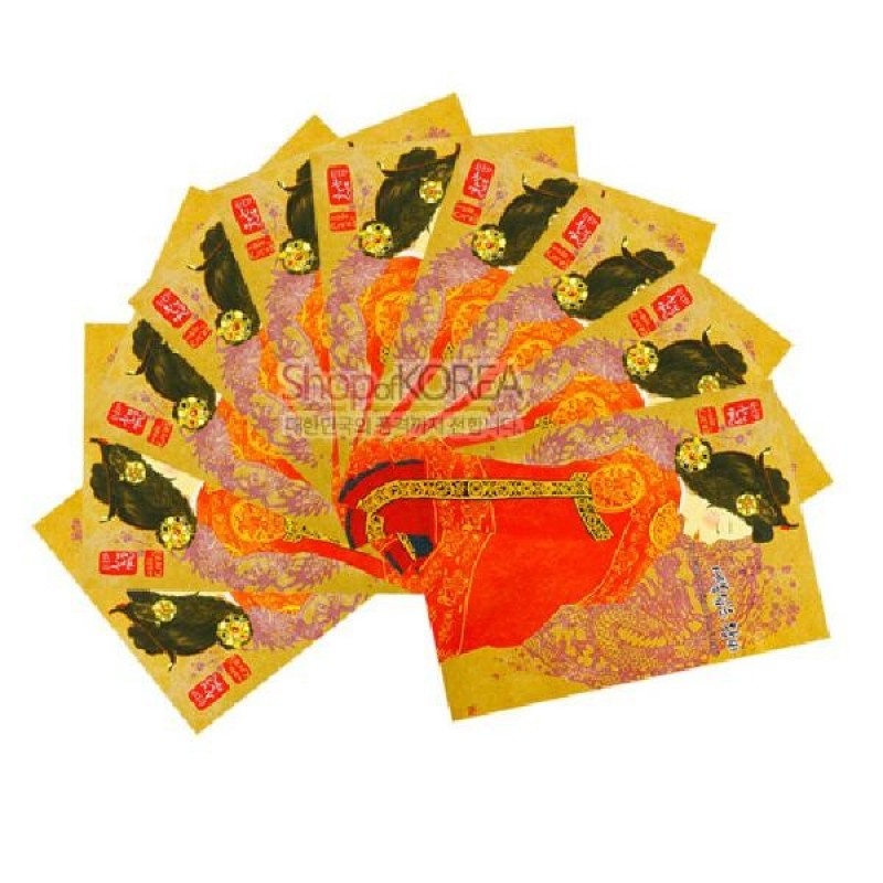 붉은 예복과 금색 장식의 왕비 일러스트를 담은 한지풍 인쇄 엽서, 황금색 바탕과 연보라색 국화 문양이 조화를 이룬 디자인.