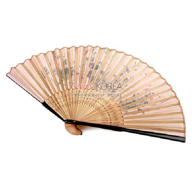 나무 살 위에 연분홍 바탕과 초충도 회화가 그려진 종이 부채, 살 부분의 세밀한 투각 장식이 있는 디자인. 나무 살 위에 연분홍 바탕과 초충도 회화가 그려진 종이 부채, 살 부분의 세밀한 투각 장식이 있는 디자인.