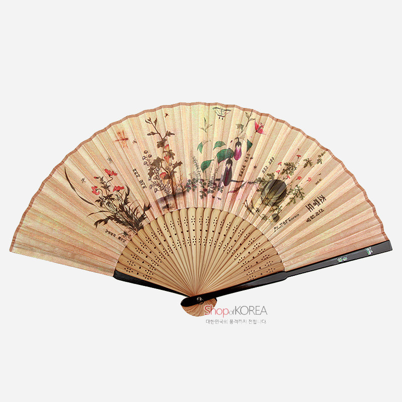 대나무 살과 한지 위에 초충도 민화가 섬세하게 채색된 전통 접이부채.