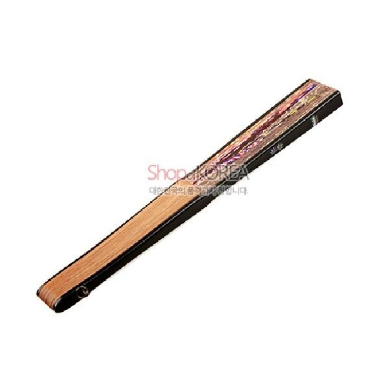 대나무 살대와 검은 옻칠 손잡이에 자개 상감 장식이 더해진 접이식 민속부채.