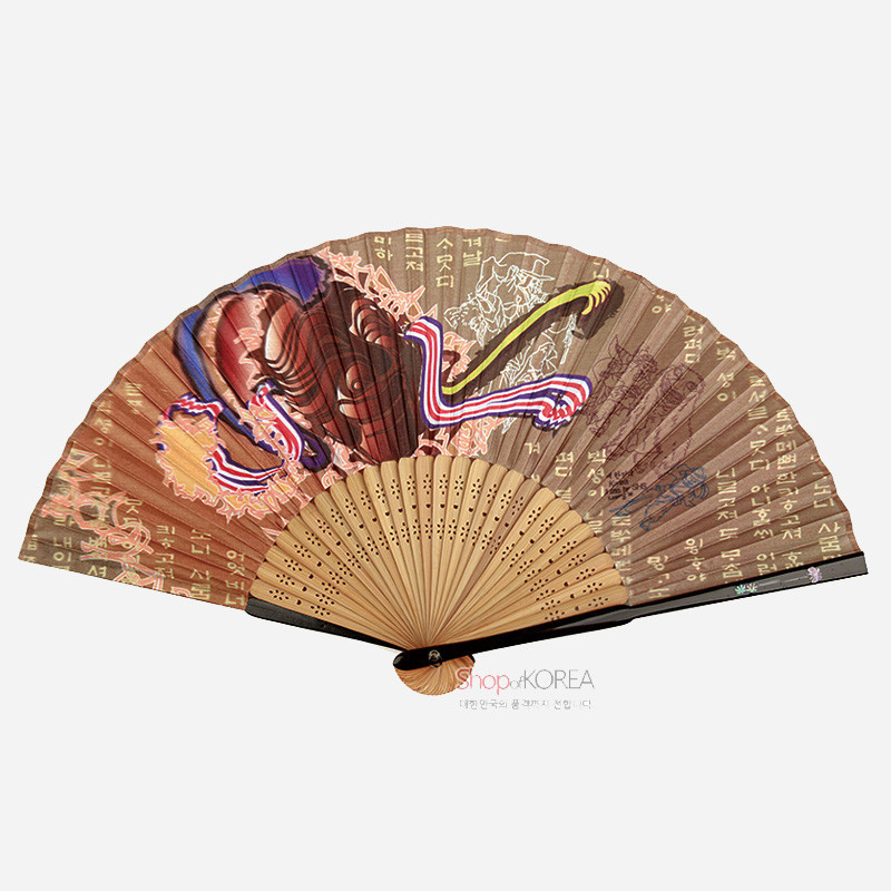대나무 살대 위 갈색 종이 부채, 하회탈 인물과 탈춤 장면, 한글 글씨와 다채로운 선묘가 어우러진 민속문양 장식.