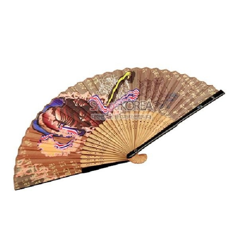 나무 살에 종이를 배접하고 갈색 계열 바탕 위 하회탈과 한글 서체 문양을 채색한 민속 부채.