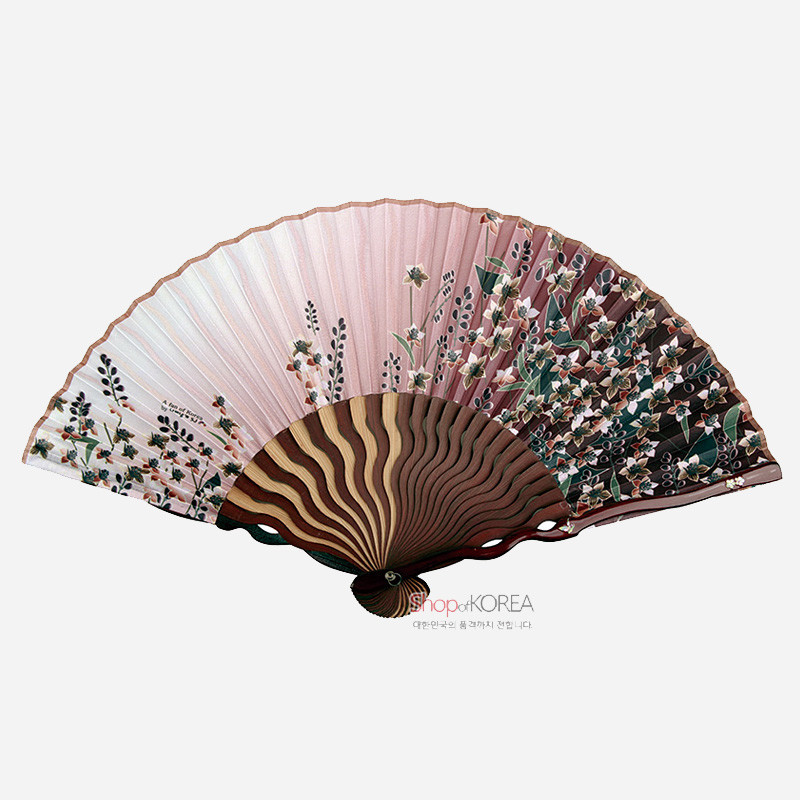 갈색 나무살과 분홍·갈색 그라데이션 비단 면에 세밀한 꽃과 잎 문양이 인쇄된 전통 접선.