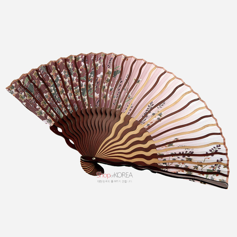 갈색과 연분홍 실크 천에 잔꽃과 잎사귀 문양이 인쇄된 접선, 나무살의 곡선 패턴이 조화를 이룬 부채. 갈색과 연분홍 실크 천에 잔꽃과 잎사귀 문양이 인쇄된 접선, 나무살의 곡선 패턴이 조화를 이룬 부채.