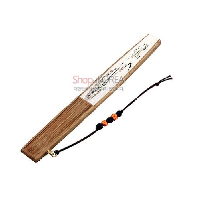 대나무 재질에 먹선으로 그린 난초 문양이 들어간 접이식 부채와 색실 매듭 장식 끈 구성. 대나무 재질에 먹선으로 그린 난초 문양이 들어간 접이식 부채와 색실 매듭 장식 끈 구성.