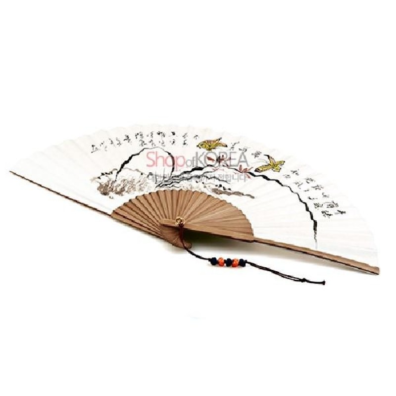 대나무 살과 흰 종이 위에 난초와 나비, 붓글씨 문양이 수묵채색으로 표현된 전통 접선, 끝에 오색 구슬 매듭 장식. 대나무 살과 흰 종이 위에 난초와 나비, 붓글씨 문양이 수묵채색으로 표현된 전통 접선, 끝에 오색 구슬 매듭 장식.