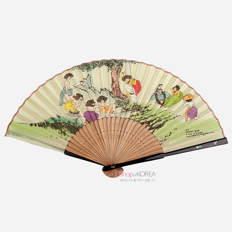 나무살에 종이를 덧댄 합죽선 형태, 연두색 바탕 위에 단오 풍속을 그린 인물 민화와 수목 문양이 화려하게 채색된 부채.