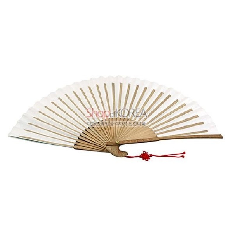 대나무 살과 흰 한지로 구성된 접선, 손잡이 부분의 황동 장식과 붉은 전통 매듭 장식이 조화를 이룬 부채.