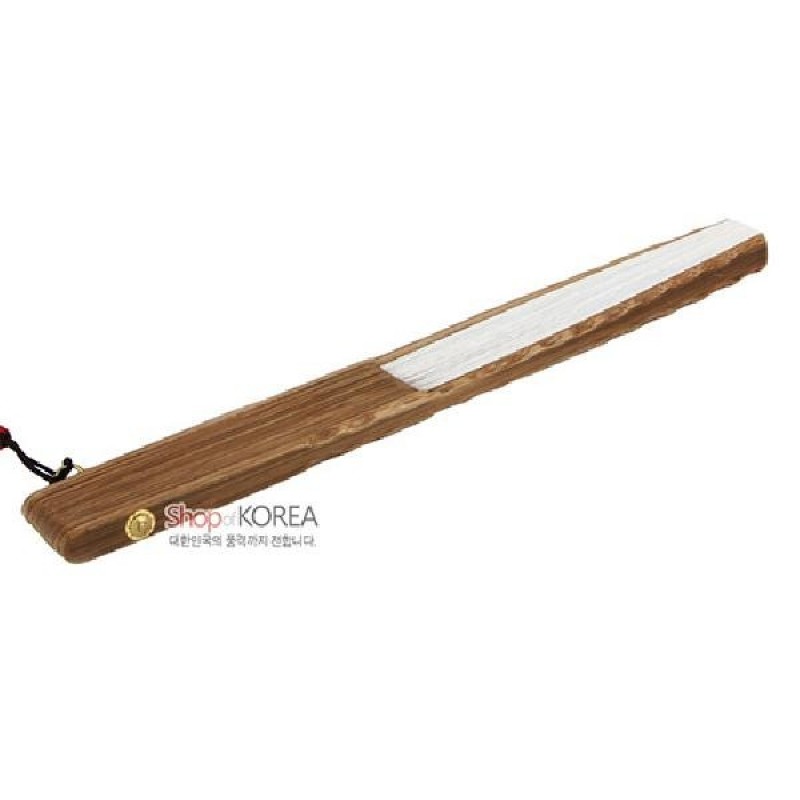 대나무 재질의 손잡이와 흰색 부채살이 대비를 이루는 오죽선 형식의 전통 부채.