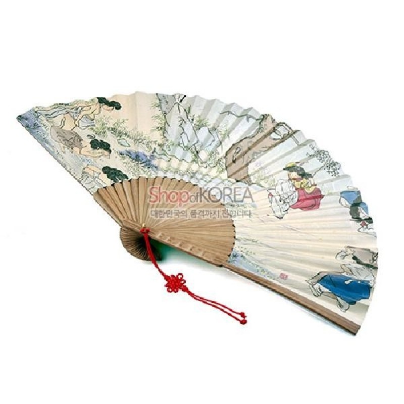 대나무 살 위에 종이 부채살을 붙이고, 담채로 신윤복 단오풍정 인물·풍경을 그린 전통 오죽선 장식.