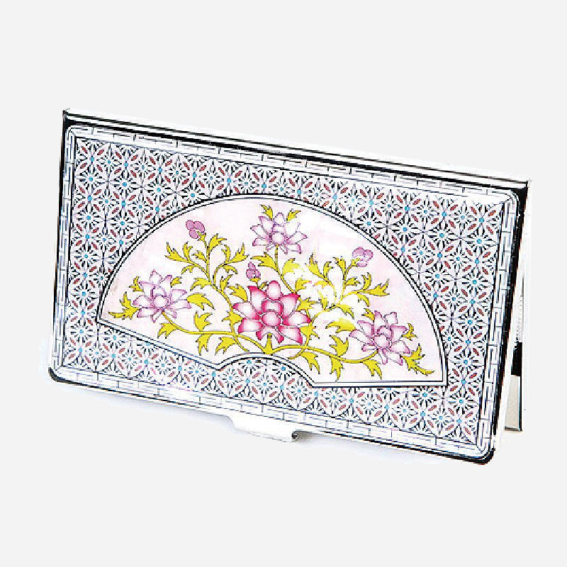 금속 바탕 위 자개 상감 기법으로 표현한 부채형 연꽃문양과 기하학 패턴 장식의 명함집.