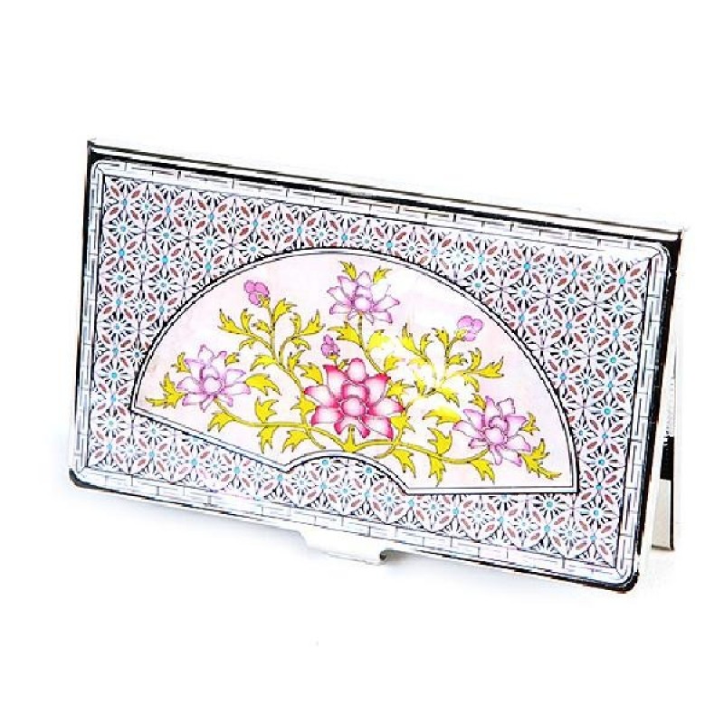 자개 상감 기법의 금속 명함집, 부채형 공간에 분홍·노랑 꽃문양과 주변 기하학 패턴이 조화된 디자인. 자개 상감 기법의 금속 명함집, 부채형 공간에 분홍·노랑 꽃문양과 주변 기하학 패턴이 조화된 디자인.