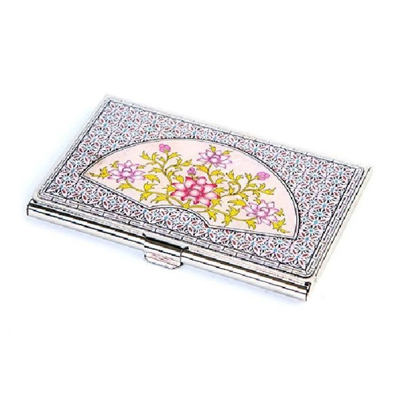 은색 금속 바탕에 연분홍 자개를 더한 부채형 면, 노랑·분홍 꽃당초 문양과 섬세한 기하학 무늬가 조화를 이룬 명함집. 은색 금속 바탕에 연분홍 자개를 더한 부채형 면, 노랑·분홍 꽃당초 문양과 섬세한 기하학 무늬가 조화를 이룬 명함집.