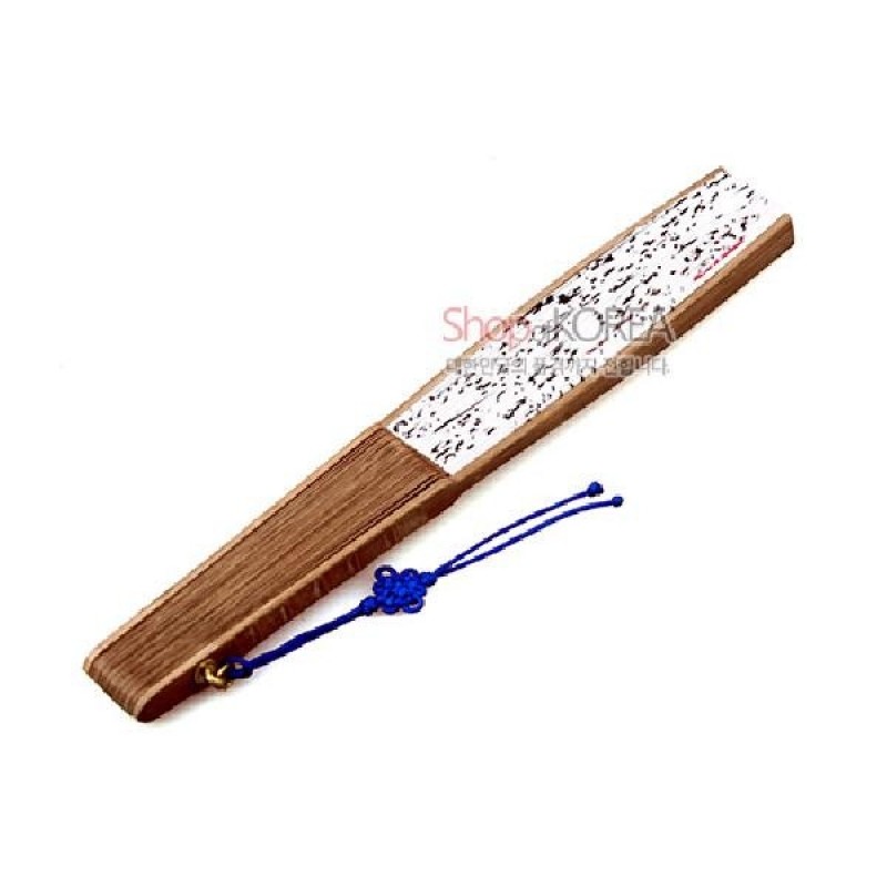 나뭇결이 살아있는 목재 손잡이에 흰색 바탕 훈민정음 글자 문양과 파란 매듭 장식이 어우러진 부채형 장식품. 나뭇결이 살아있는 목재 손잡이에 흰색 바탕 훈민정음 글자 문양과 파란 매듭 장식이 어우러진 부채형 장식품.