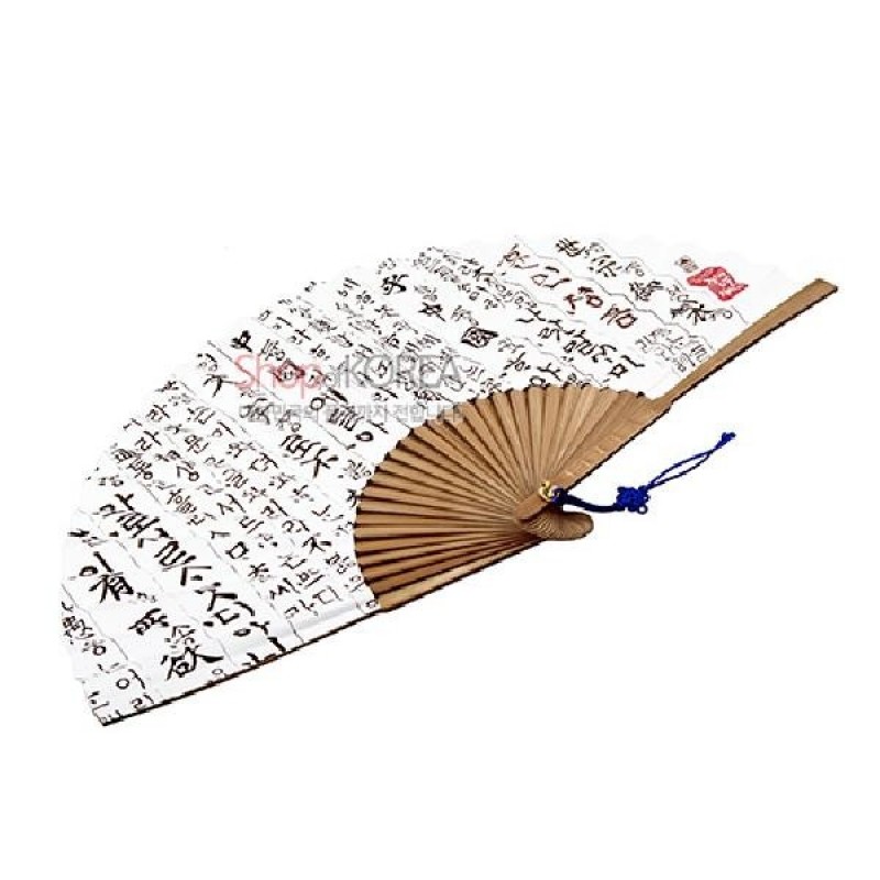 훈민정음 언해 서체가 인쇄된 흰 종이선과 대나무 살대, 파란 매듭 장식이 어우러진 전통 접선. 훈민정음 언해 서체가 인쇄된 흰 종이선과 대나무 살대, 파란 매듭 장식이 어우러진 전통 접선.